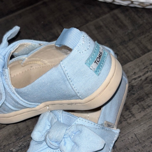 TOMS Tiny Bliss Light Blue Speckled Chambray Dots Bow Slip-On Shoes SZ7 - Picture 5 of 8